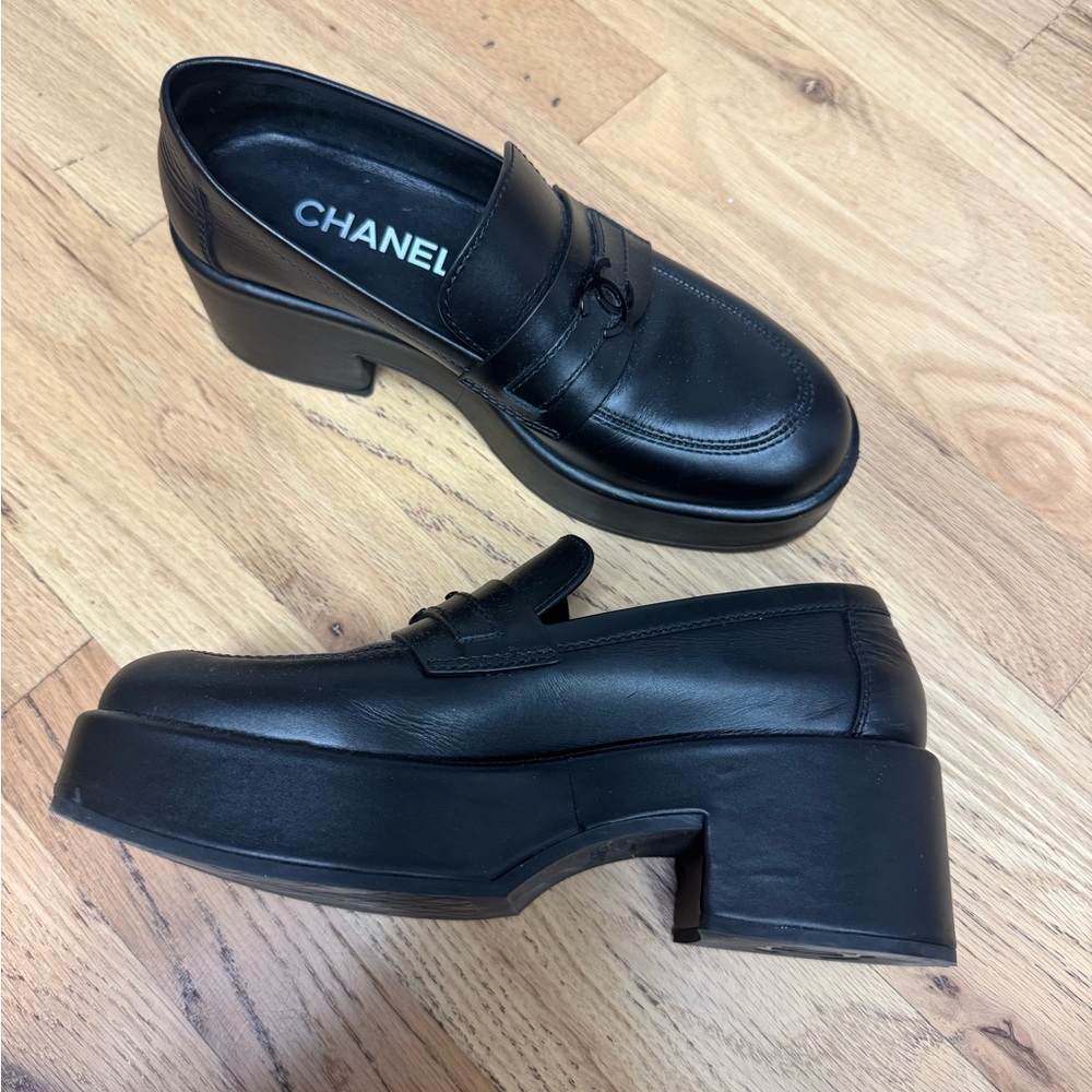 CHANEL Elegant Black Platform Shoes - Picture 3 of 3